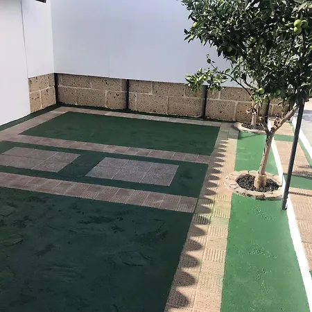Duke Con Piscina En Charco Del Pino