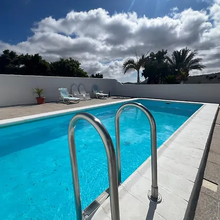 Duke Con Piscina En Charco Del Pino Villa