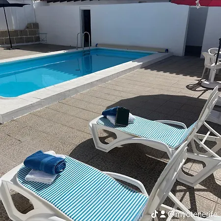 Duke Con Piscina En Charco Del Pino