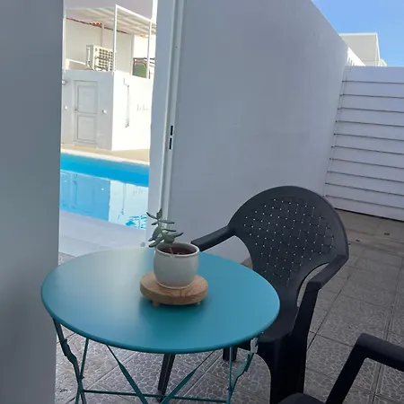 Duke Con Piscina En Charco Del Pino *